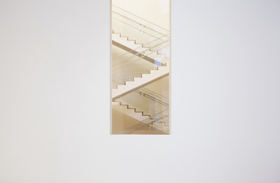 楼梯刷白色木框